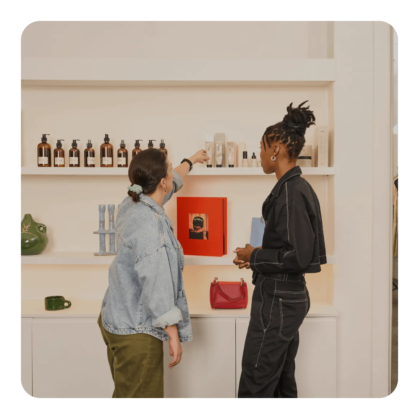 Two entrepreneurs in a boutique discussing inventory, highlighting the role of business capital in stocking and scaling up.